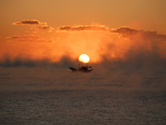 久礼湾の漁船と海霧
